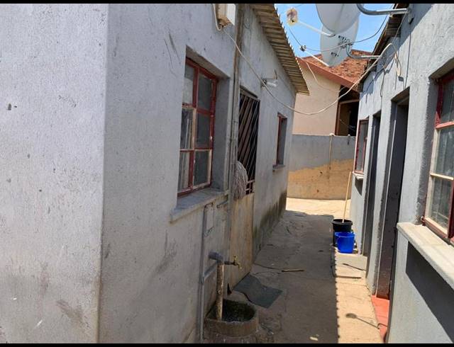 11 BEDROOM HOUSE FOR SALE IN ENDULWENI